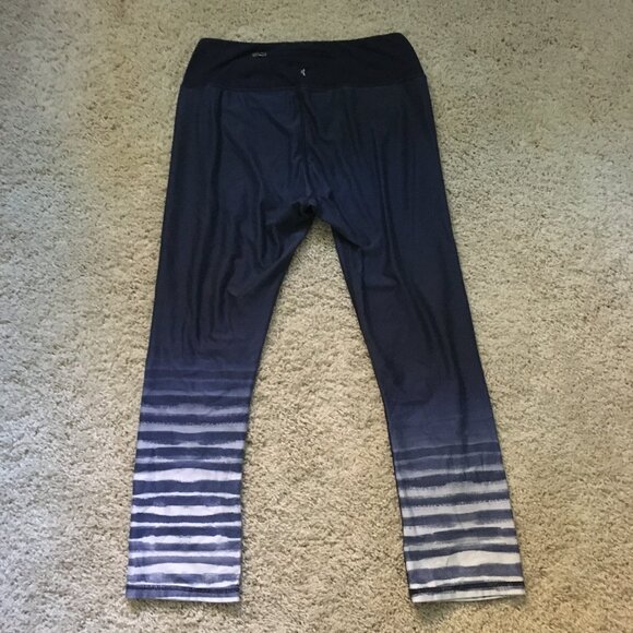 White-Capped Waves Cropped Yoga Pants - Picture 2 of 11